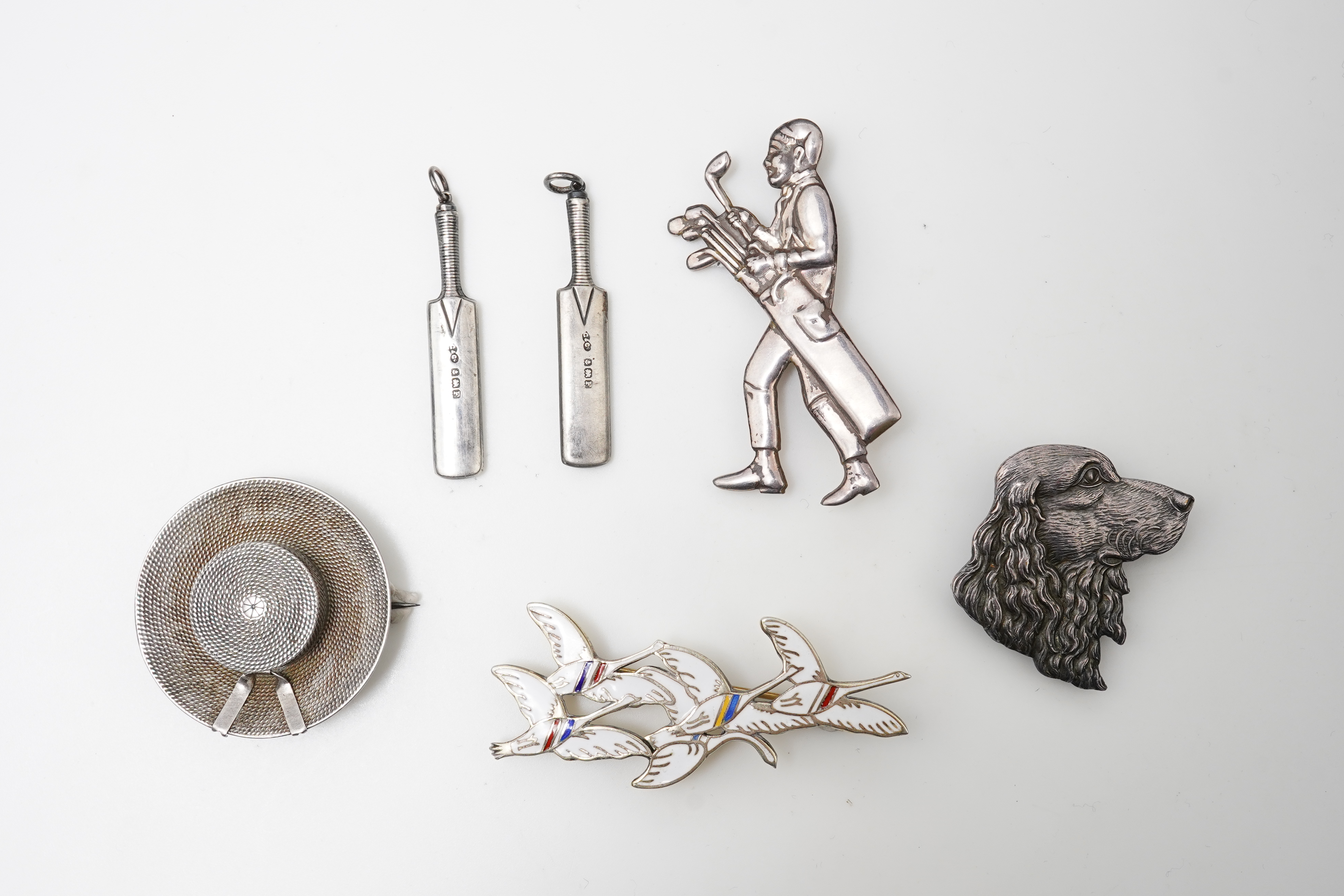 A collection of novelty jewels